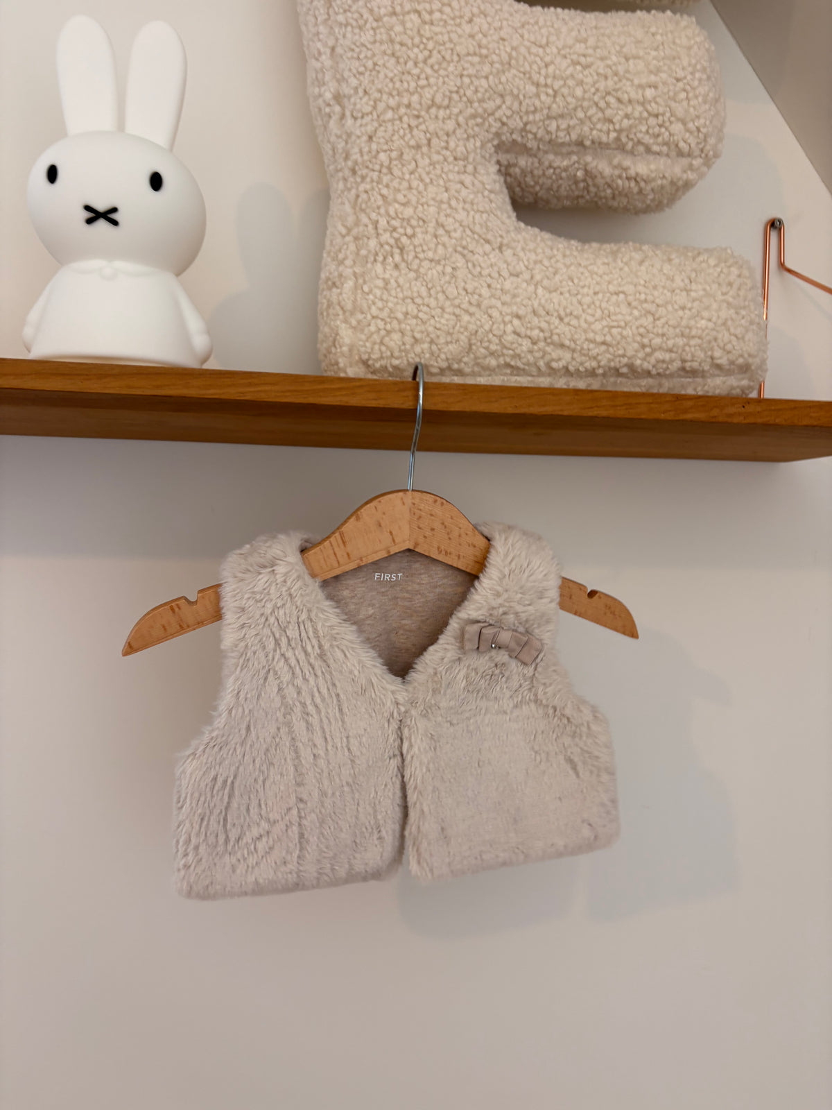 First - beige debardeurtje - 62
