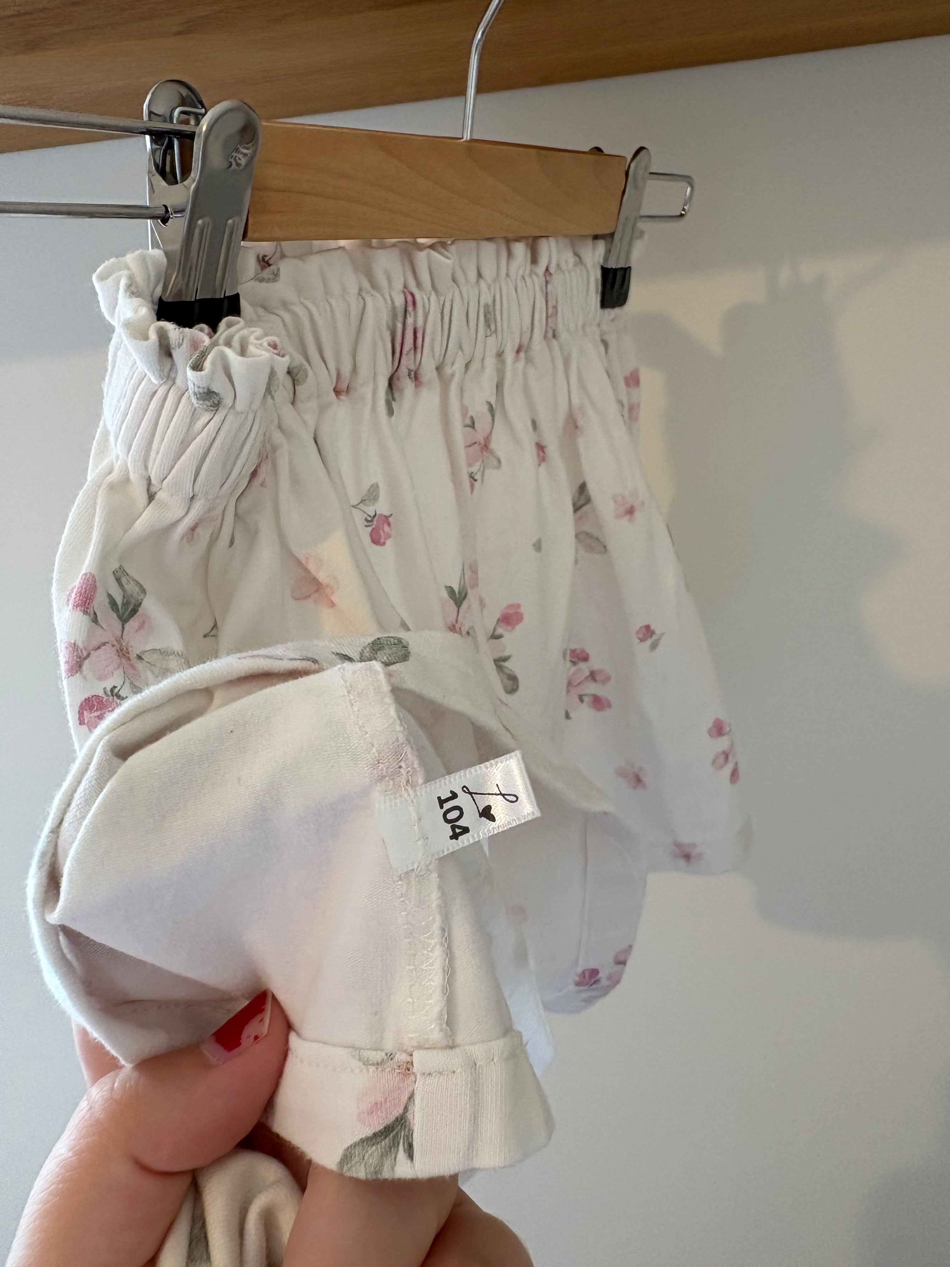Liena - wit rokje met bloemen + haarspeldje - 104