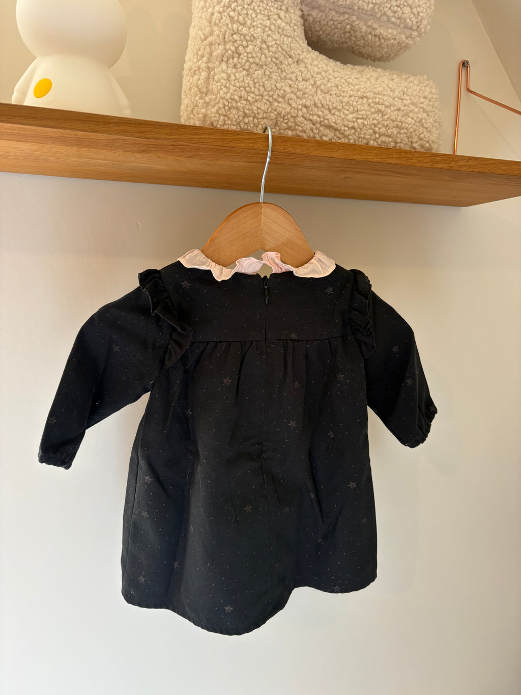 Carrément Beau - zwart jurkje met roze kraagje- 6M