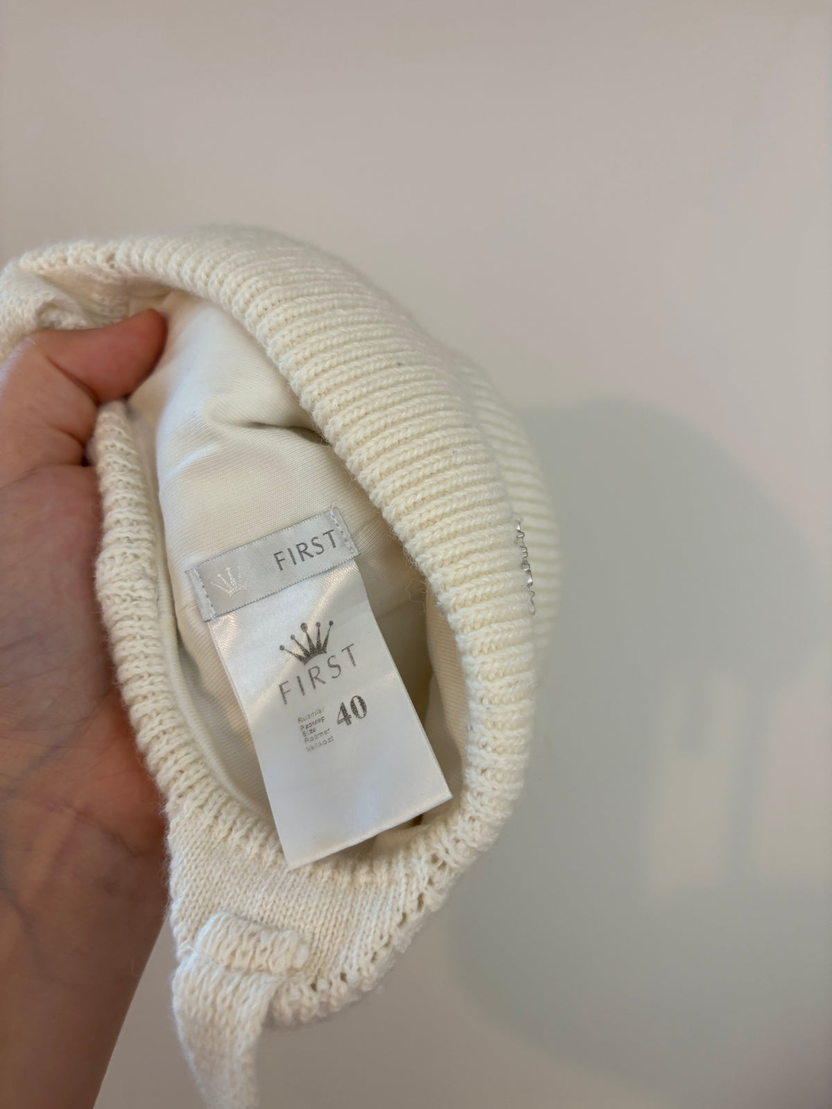 First - witte muts met pompon - 40