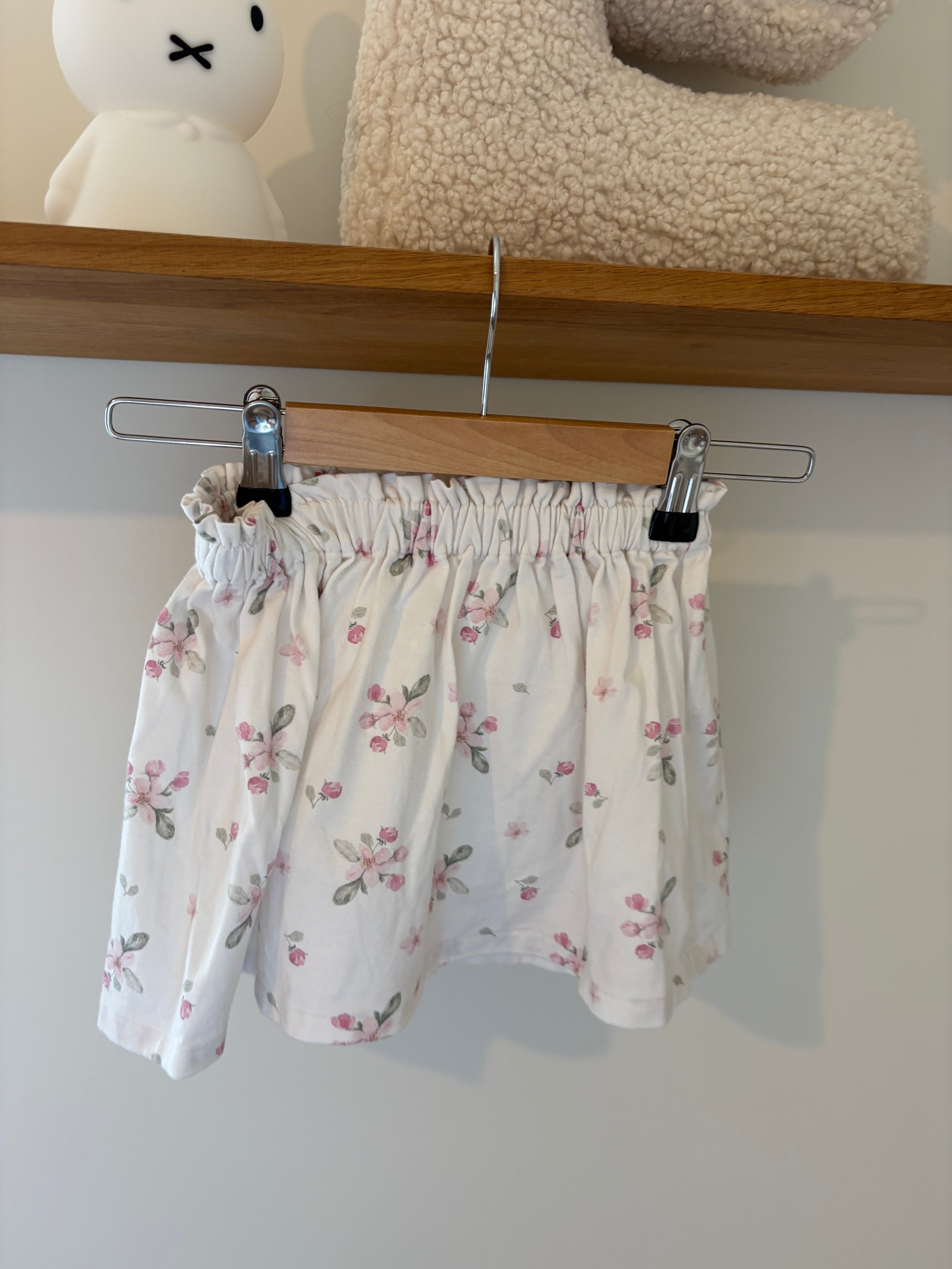 Liena - wit rokje met bloemen + haarspeldje - 104