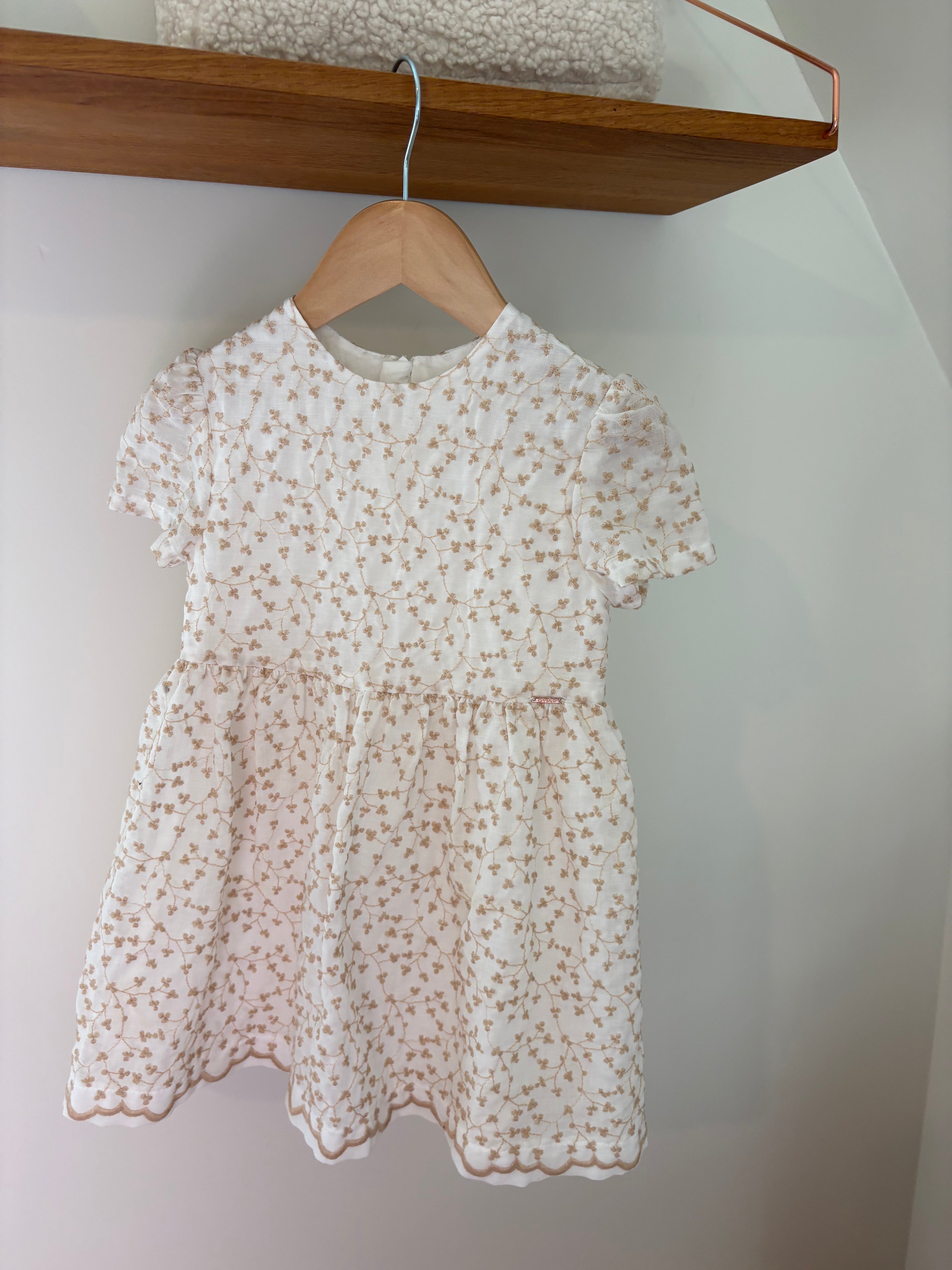 Gymp - wit kleedje met beige borduursel - 98
