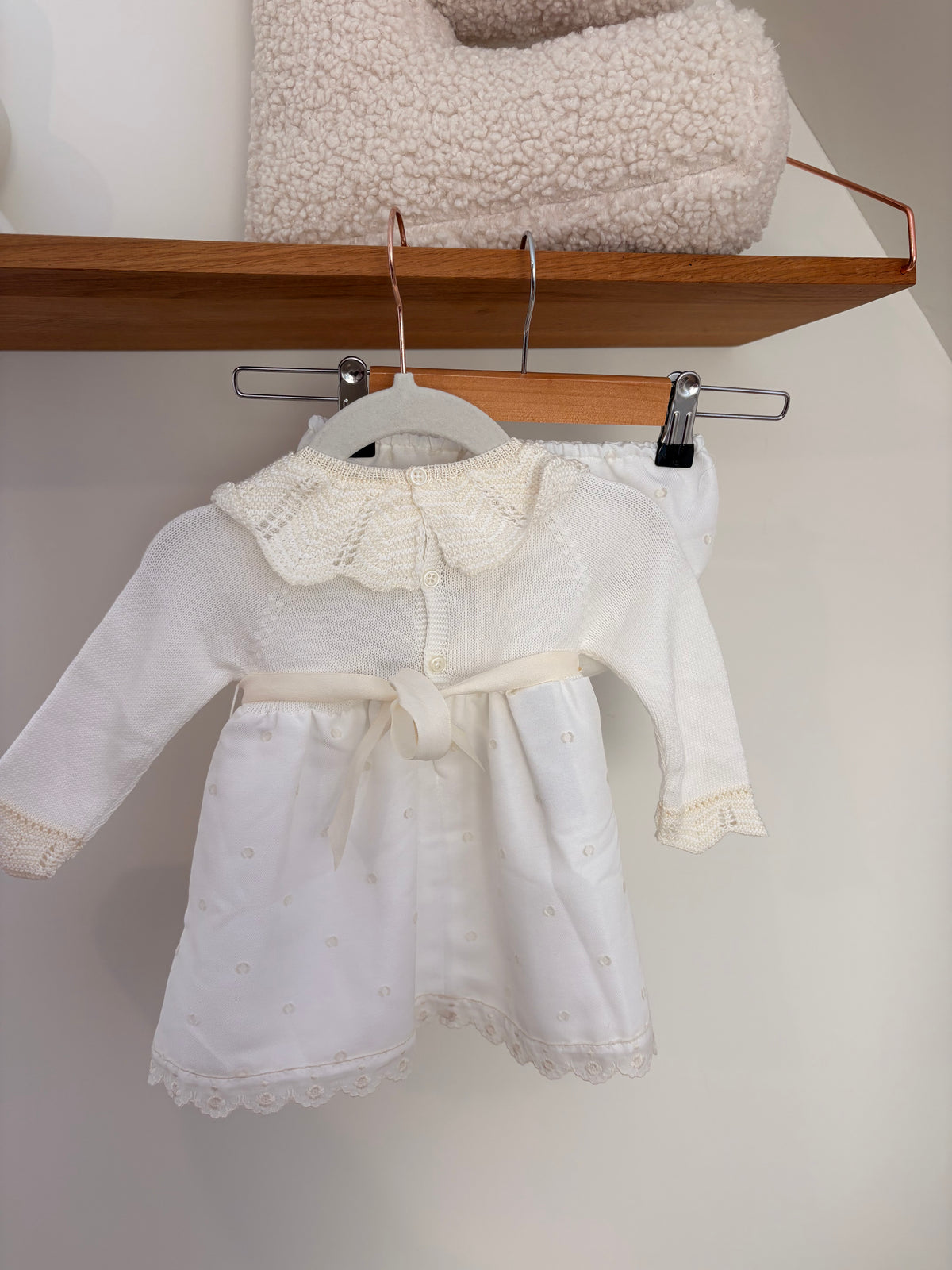 Paz - wit jurkje met bloomer - 9M (nieuw)