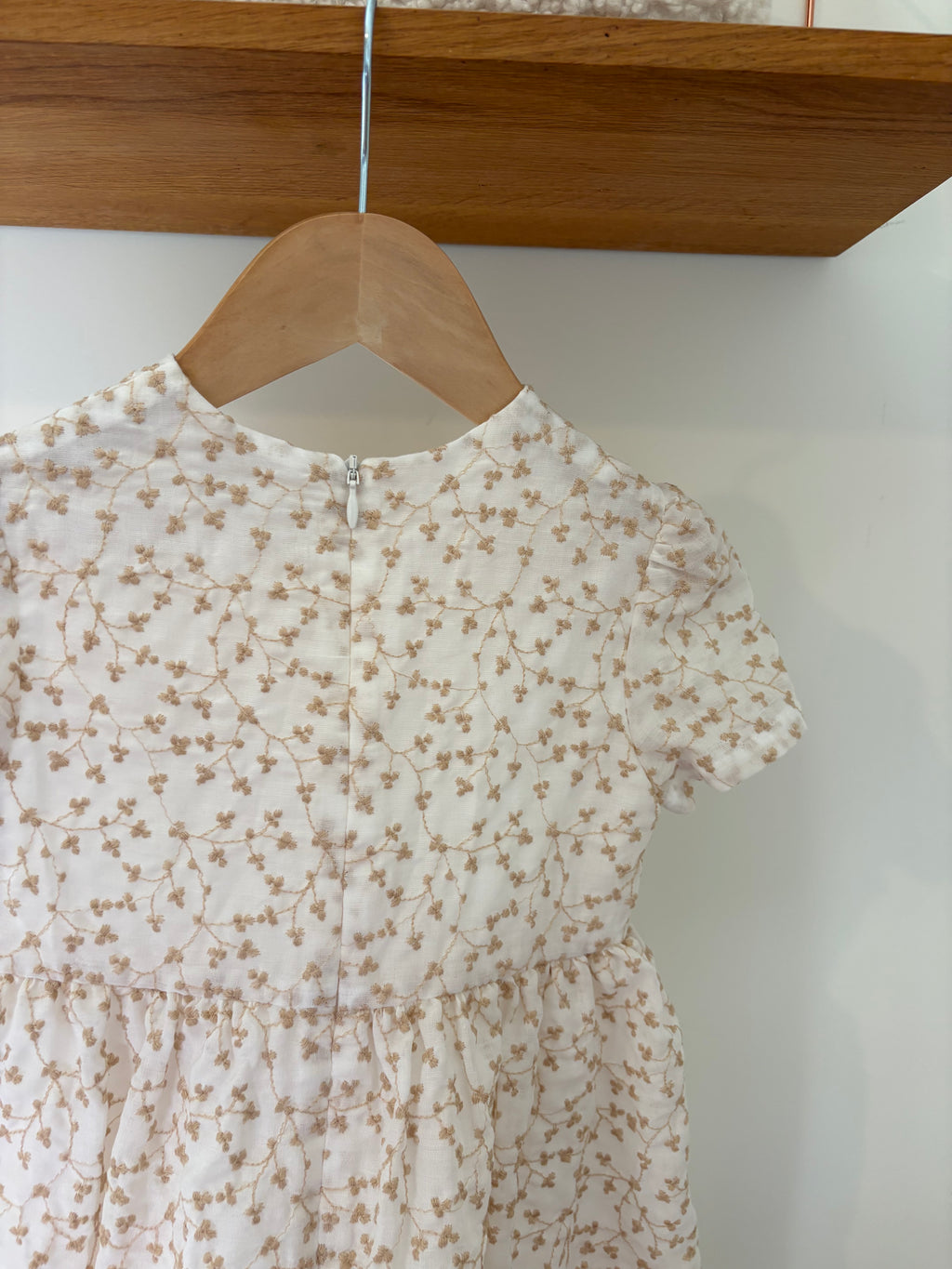 Gymp - wit kleedje met beige borduursel - 98