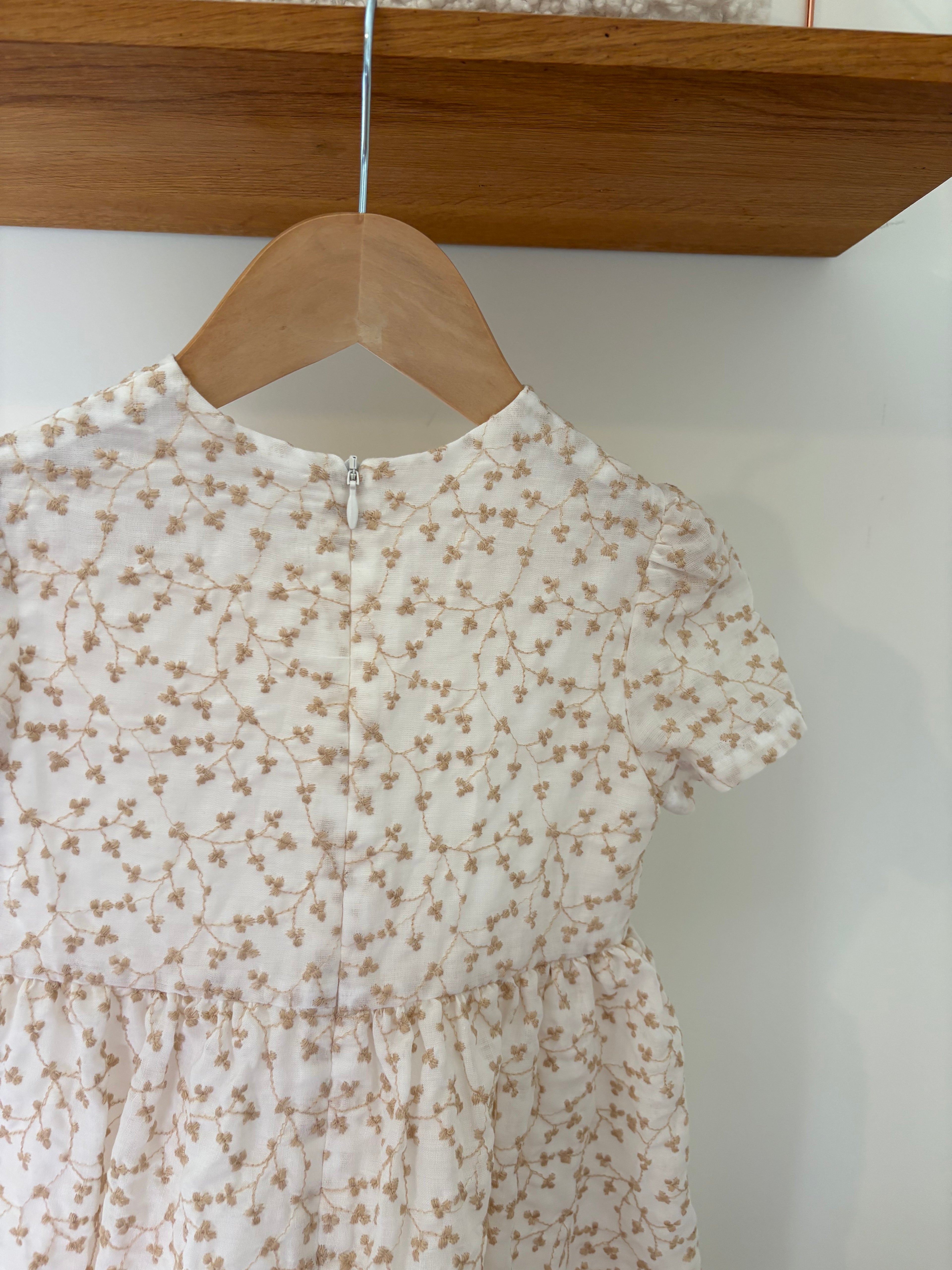 Gymp - wit kleedje met beige borduursel - 98