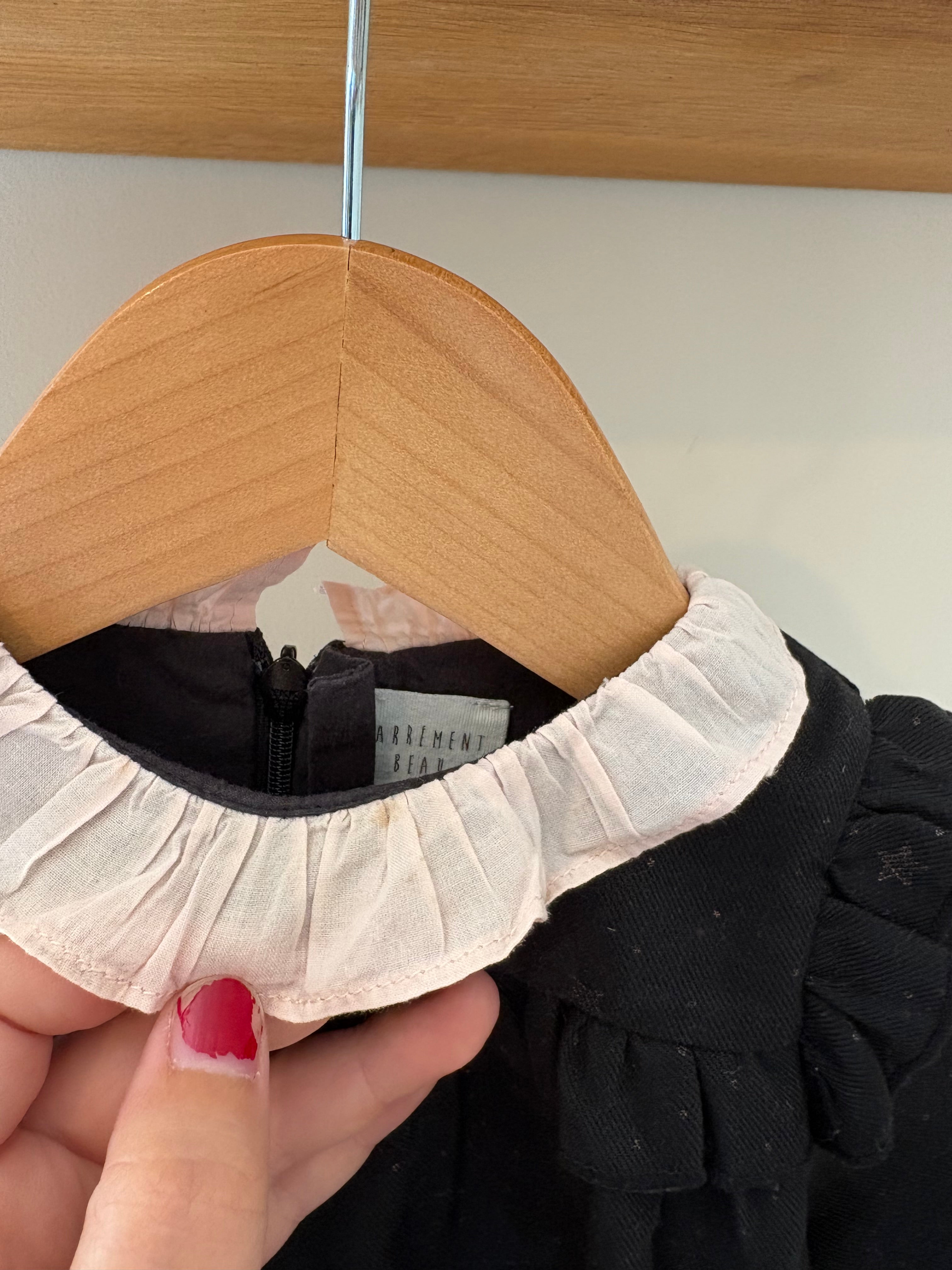Carrément Beau - zwart jurkje met roze kraagje- 6M