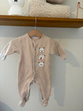 Noukies - beige pyjama met diertjes - 56