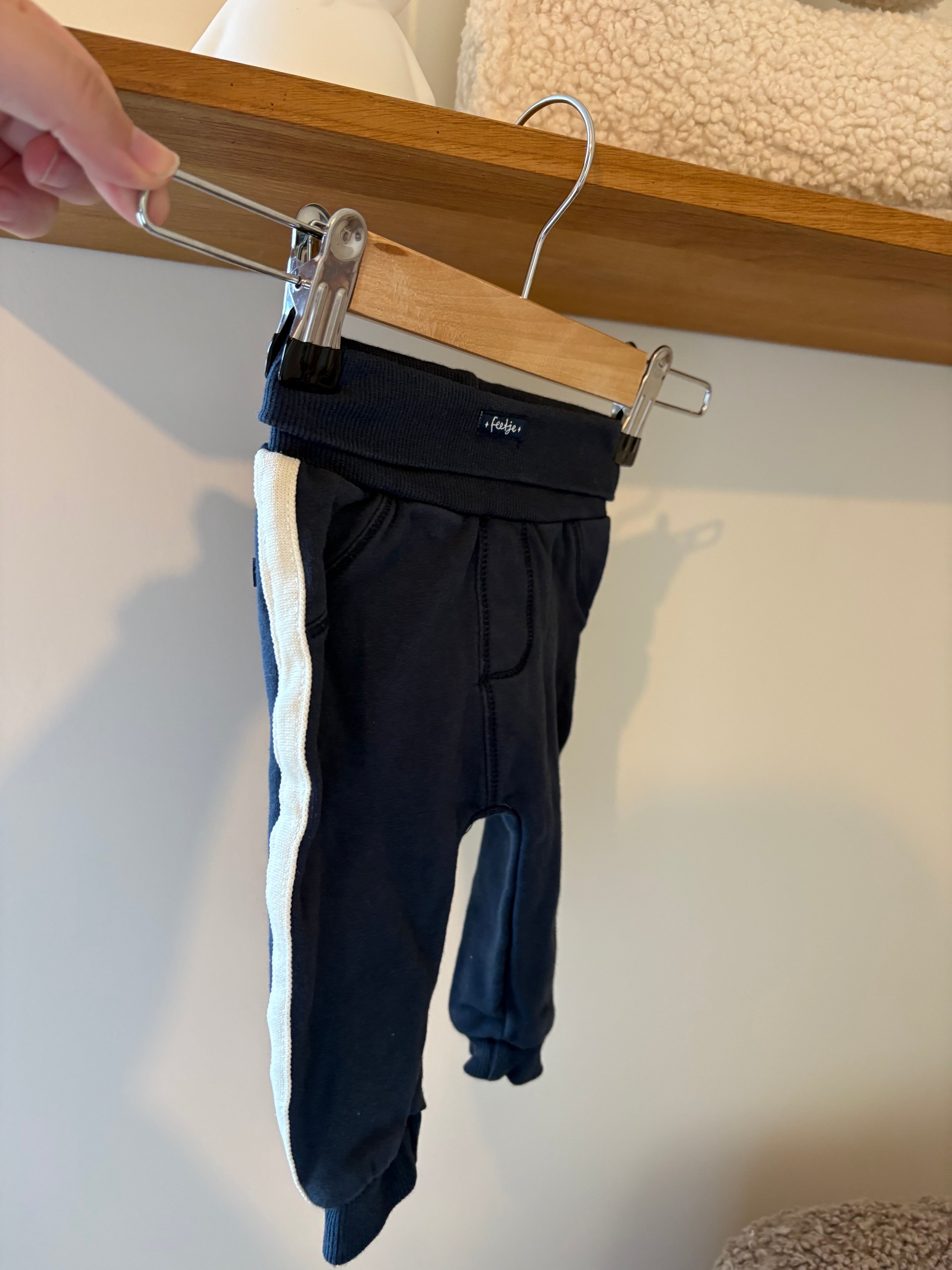 Feetje blauw broekje witte streep - 62