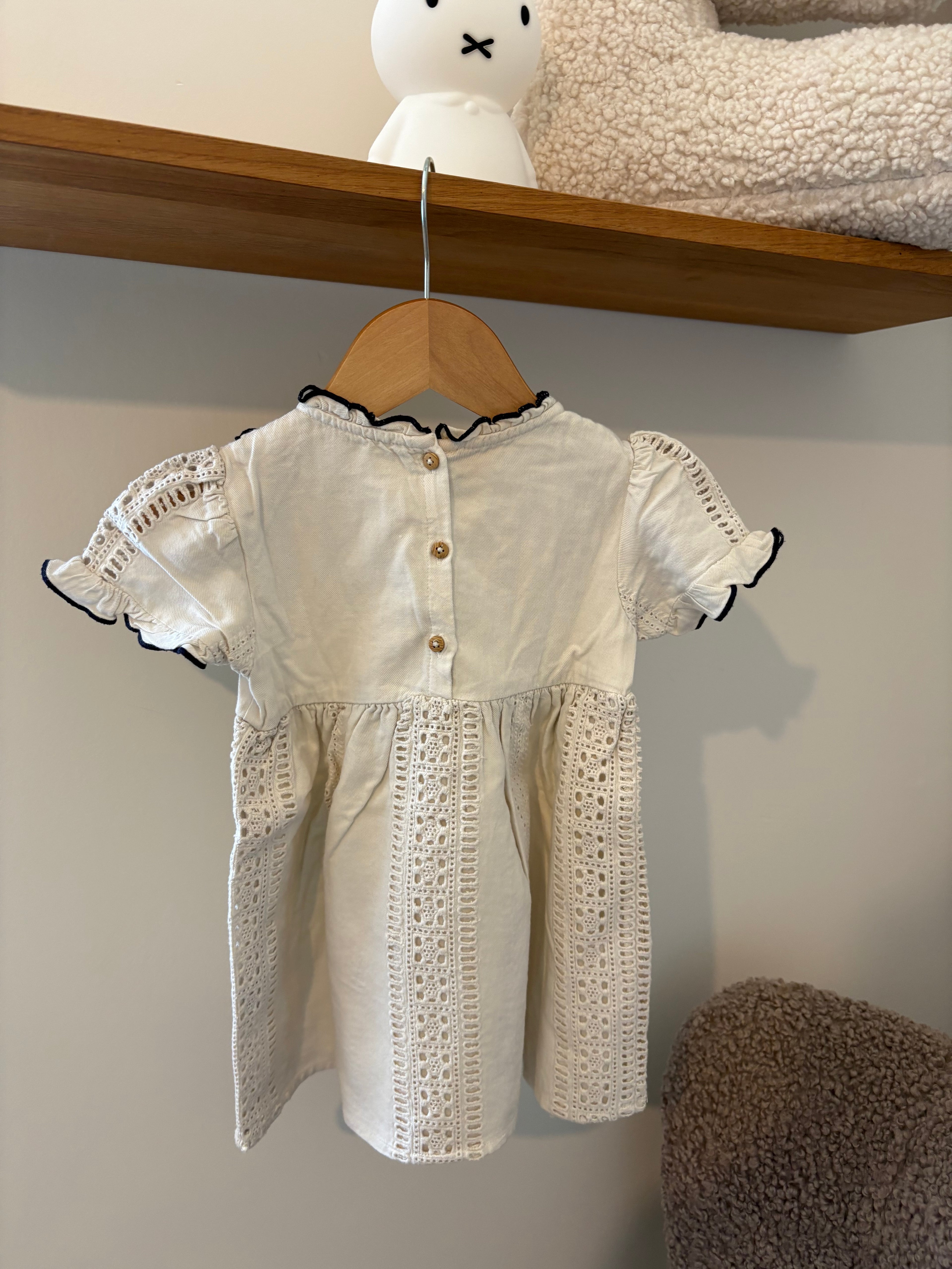 Zara - jurkje wit/blauw met broderie - 2Y