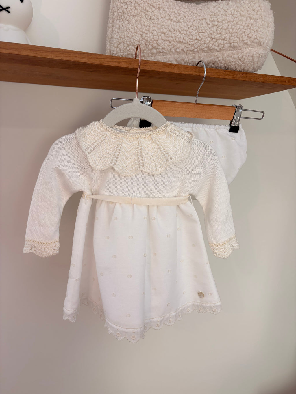 Paz - wit jurkje met bloomer - 9M (nieuw)