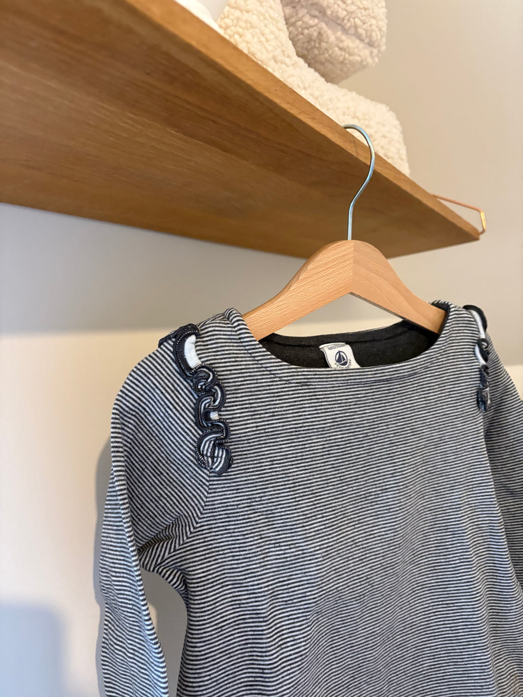 Petit bateau - grijs gestreept truitje - 104