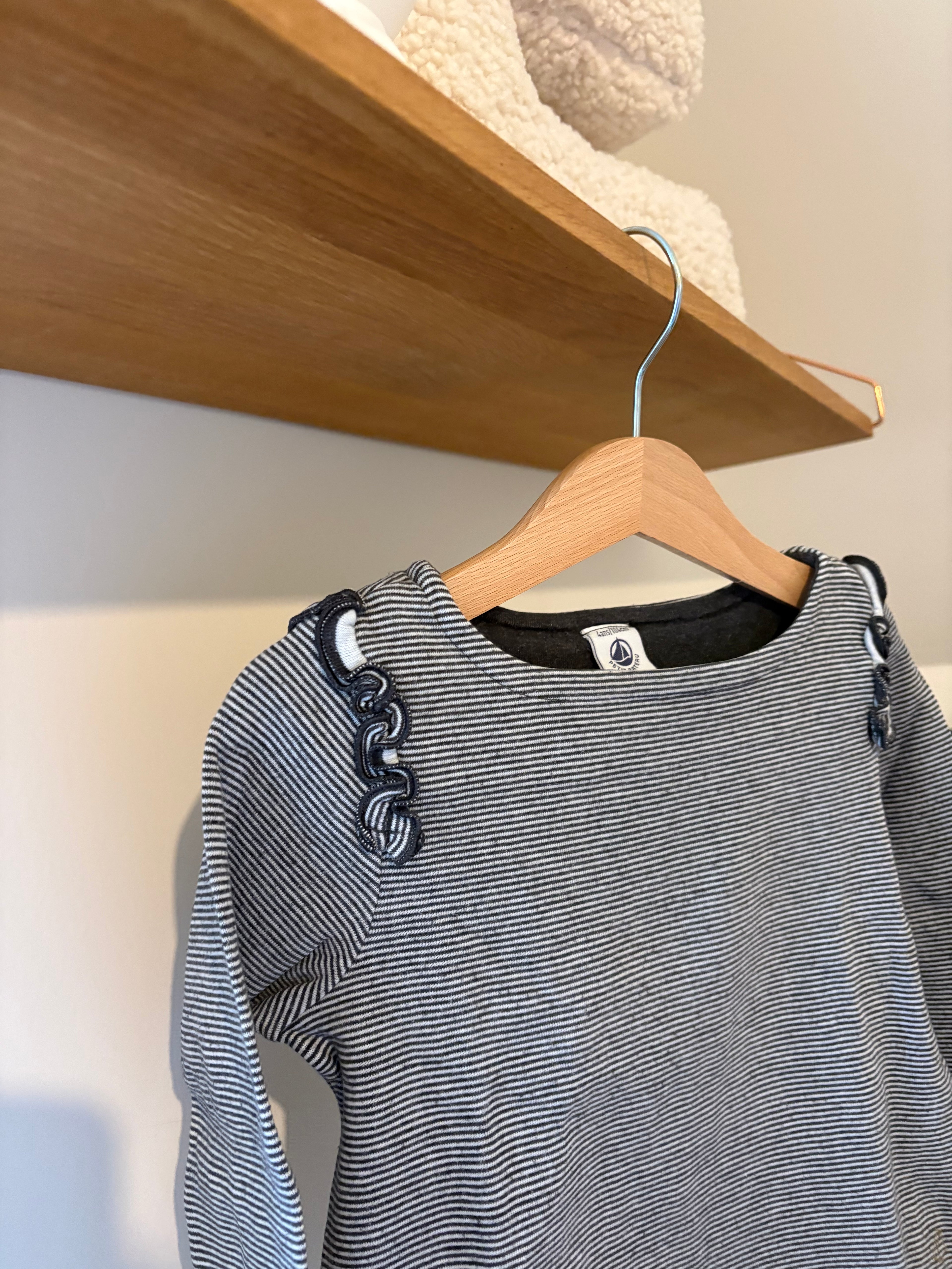 Petit bateau - grijs gestreept truitje - 104
