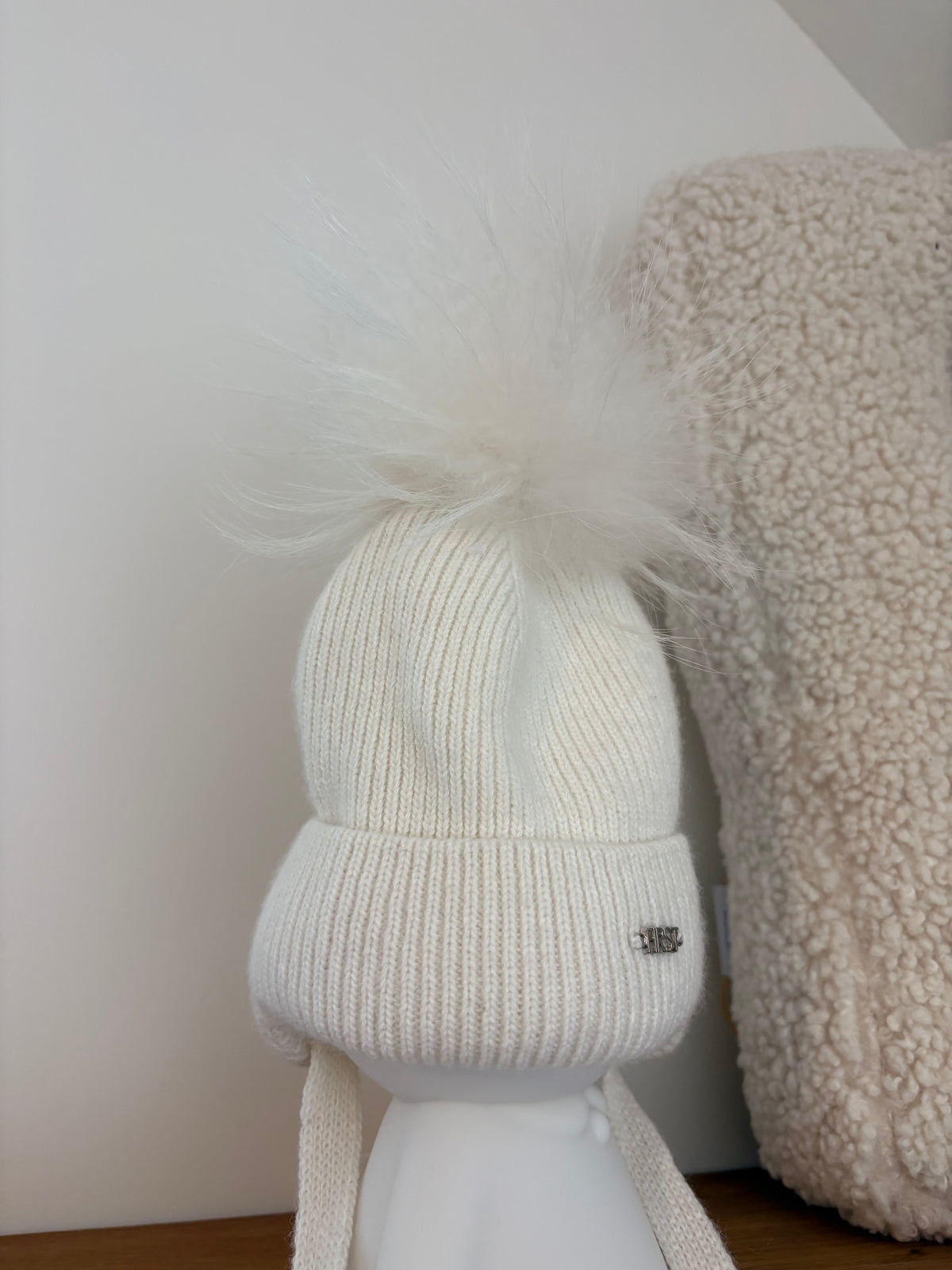 First - witte muts met pompon - 40