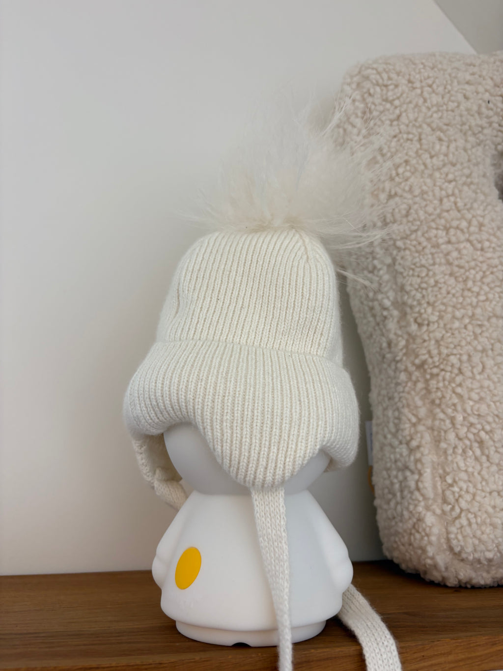First - witte muts met pompon - 40