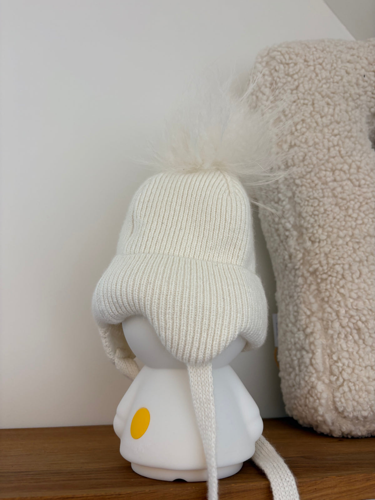 First - witte muts met pompon - 40