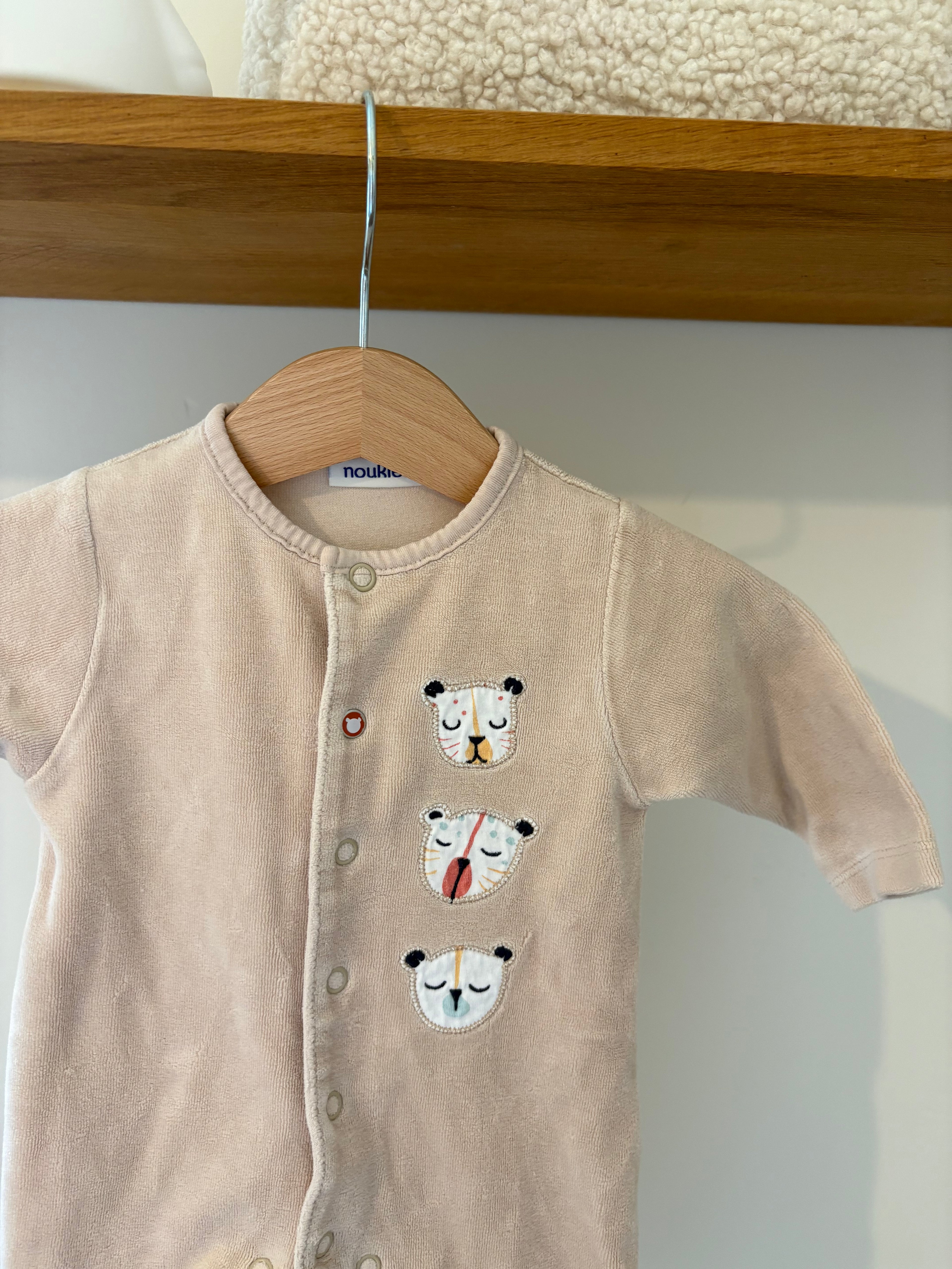 Noukies - beige pyjama met diertjes - 56