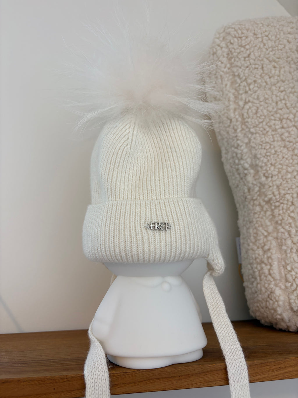 First - witte muts met pompon - 40