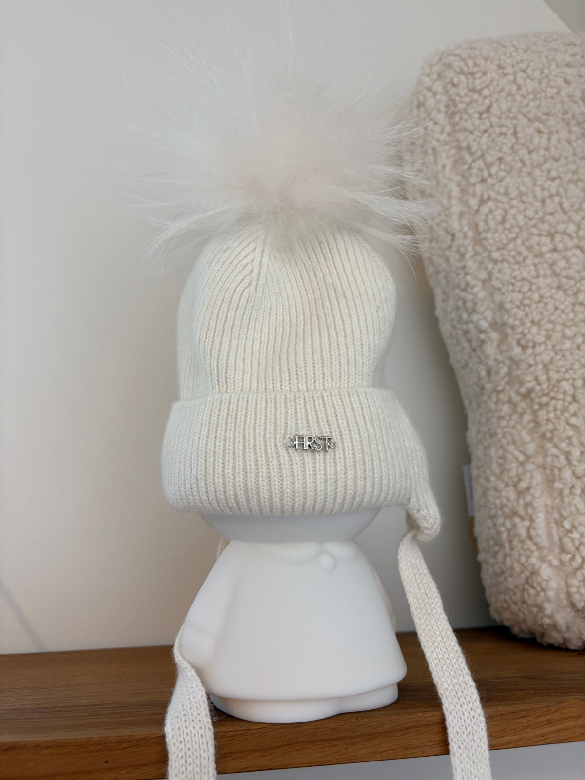First - witte muts met pompon - 40