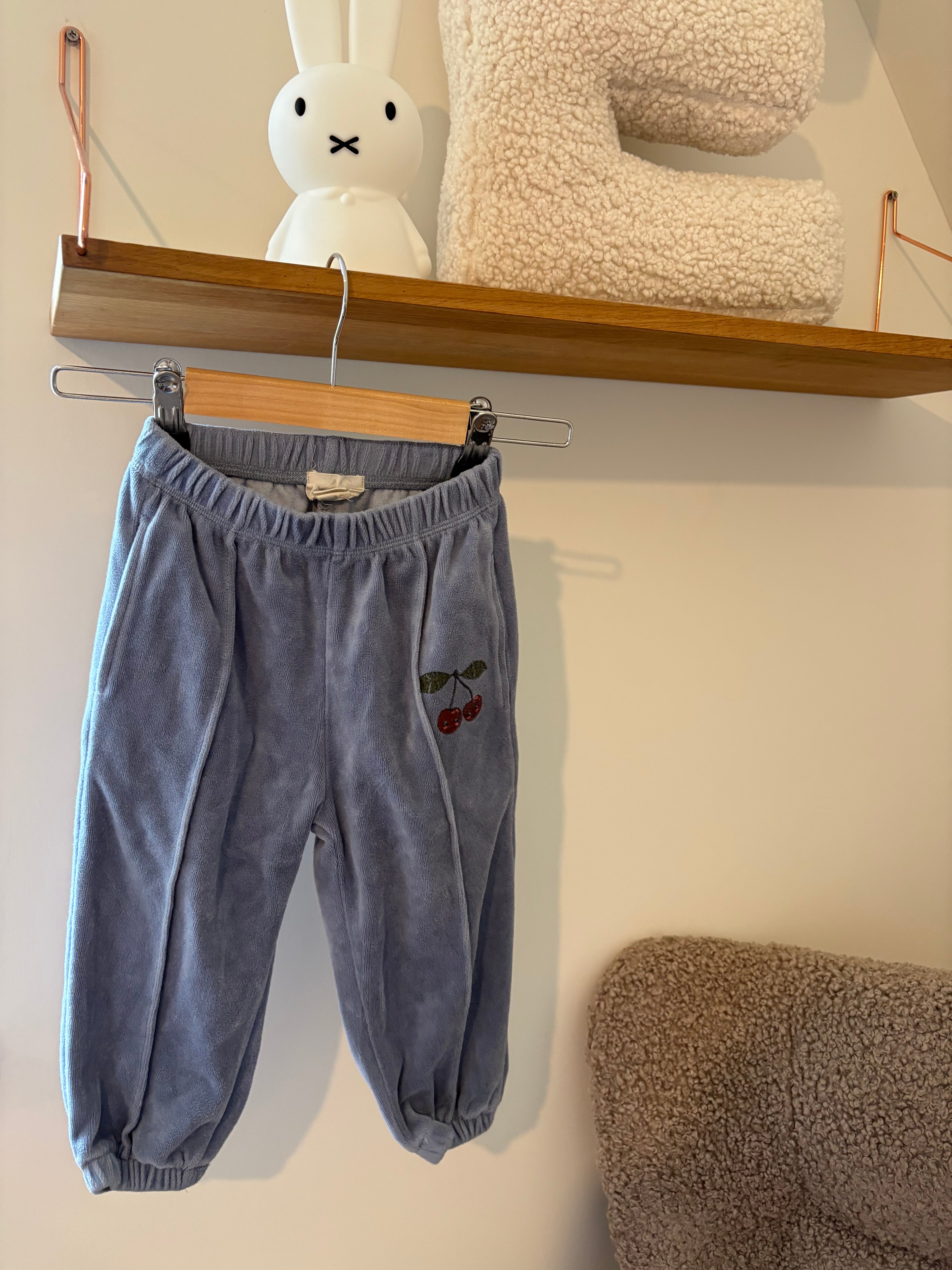 Konges Slojd - comfy broek met kersen - 2Y
