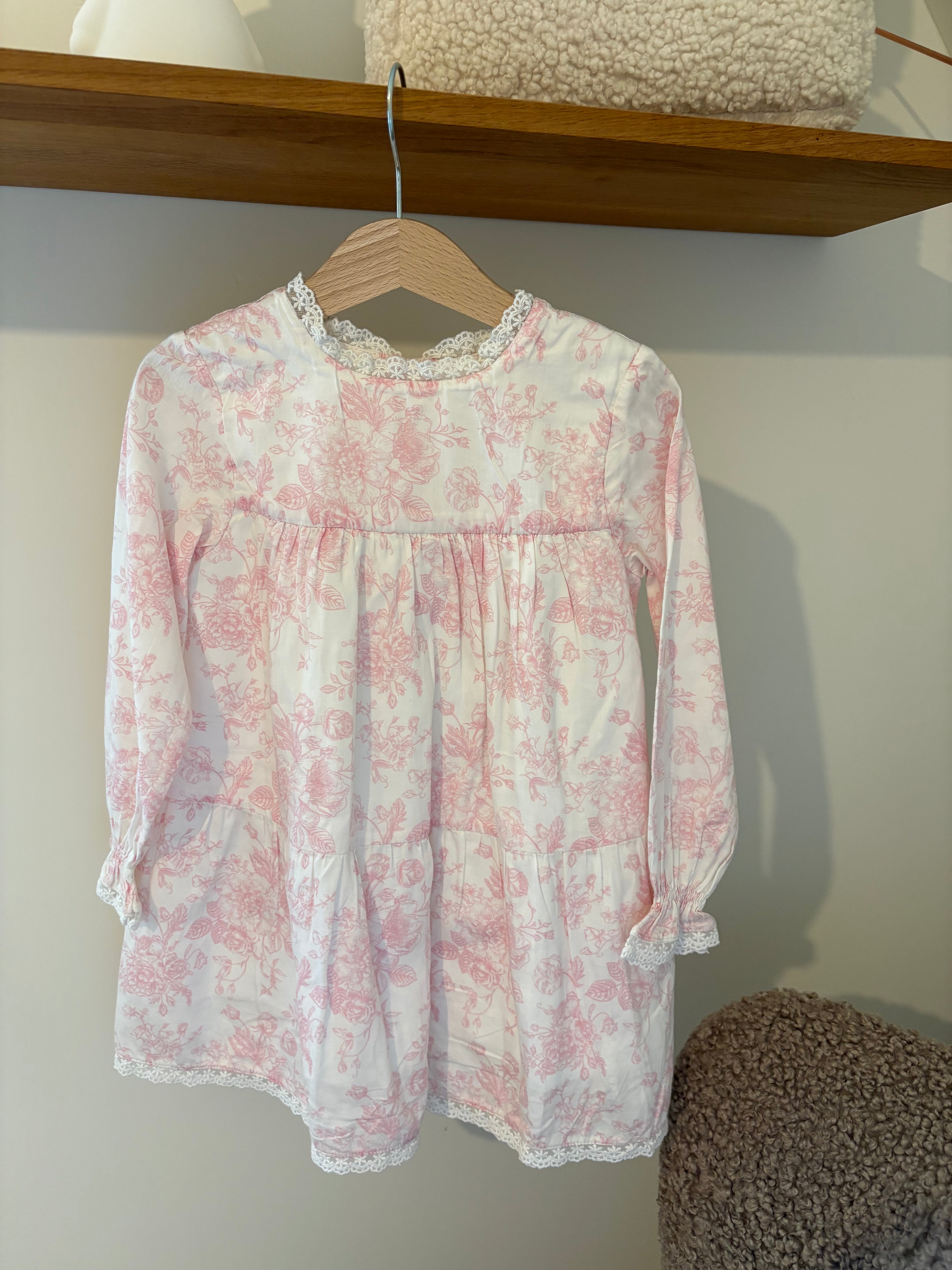 Love By Jackie - roze jurkje met broderie kraag - 4Y