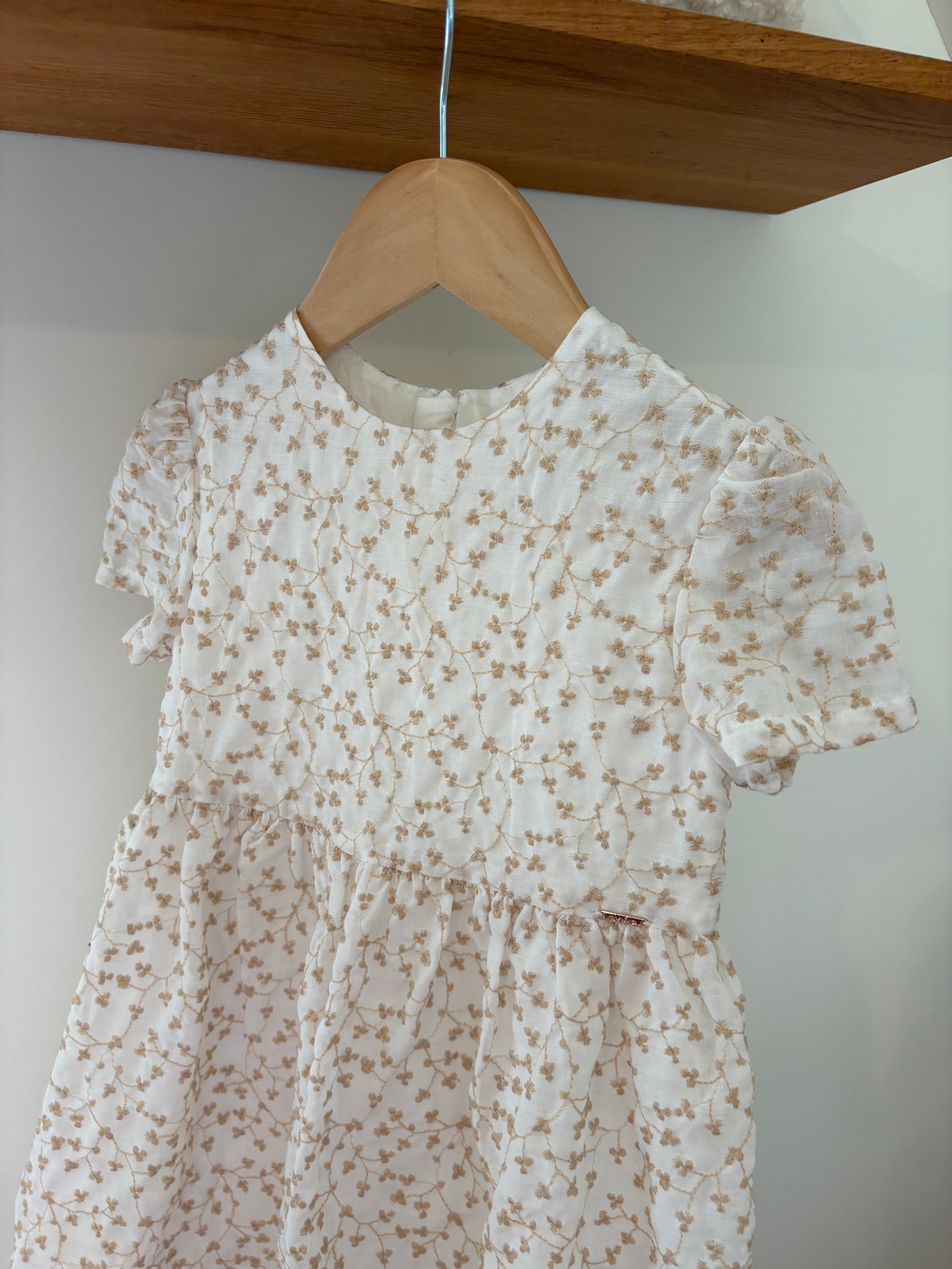 Gymp - wit kleedje met beige borduursel - 98