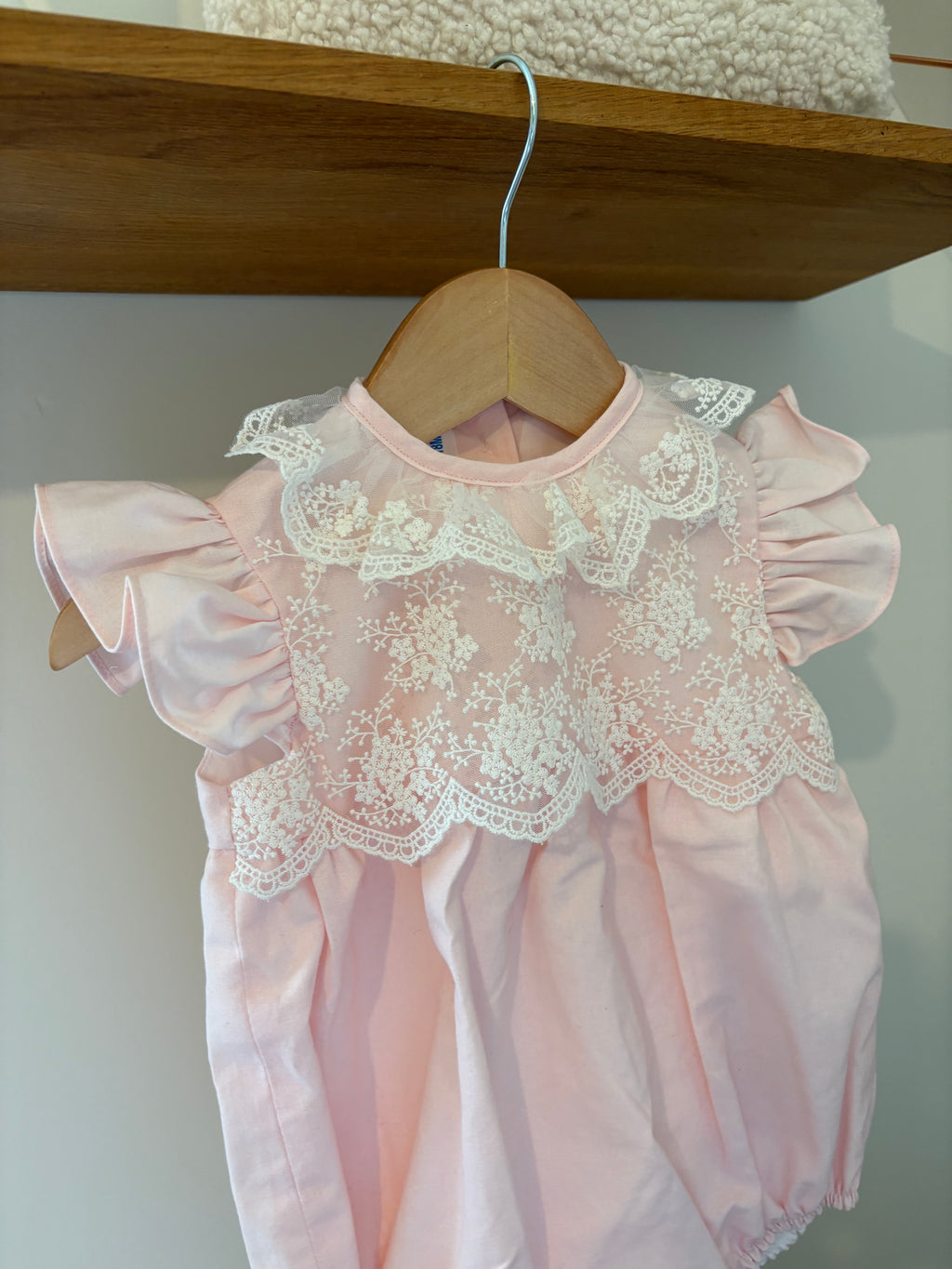 Be Chic - roze broekpakje met broderie - 18M